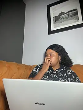 Snapshot of Curveysinaa chatting on March 10, 2:37 pm Curveysinaa online show from March 10, 2:37 pm