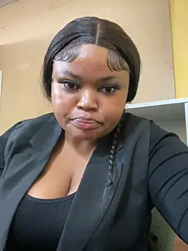 Snapshot of Curveysinaa chatting on March 17, 8:40 am Curveysinaa online show from March 17, 8:40 am