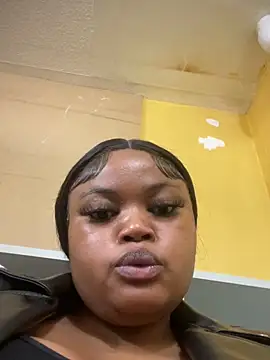 Snapshot of Curveysinaa chatting on March 18, 11:30 am Curveysinaa online show from March 18, 11:30 am