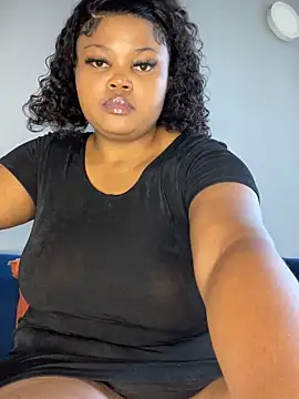 Snapshot of Curveysinaa chatting on October 3, 9:06 am Curveysinaa online show from October 3, 9:06 am