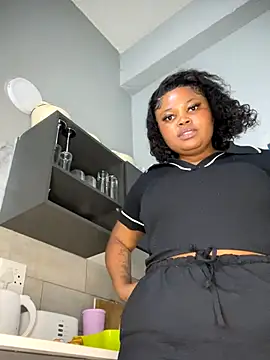 Snapshot of Curveysinaa chatting on October 7, 9:39 am Curveysinaa online show from October 7, 9:39 am