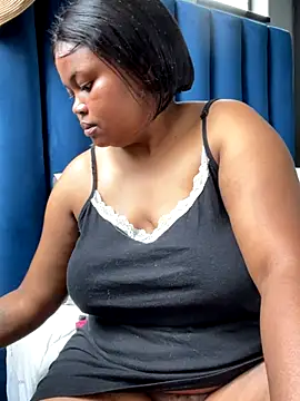 Snapshot of Curveysinaa chatting on November 12, 7:20 am Curveysinaa online show from November 12, 7:20 am