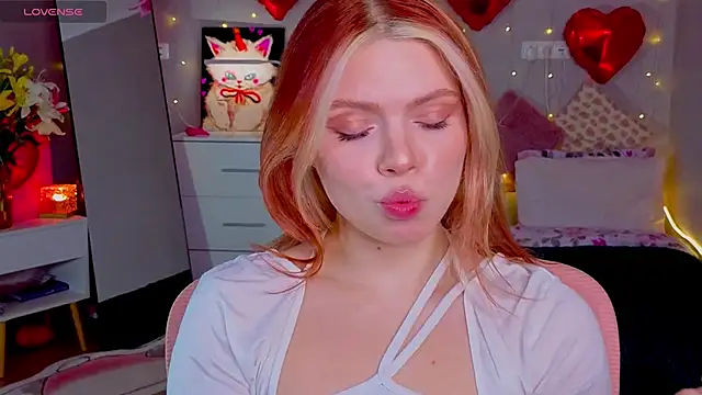 Snapshot of Red__Candy chatting on February 17, 3:29 pm Red Candy online show from February 17, 3:29 pm