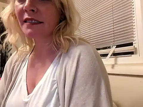 Snapshot of lexiwet23 chatting on June 8, 8:58 am lexiwet23 online show from June 8, 8:58 am