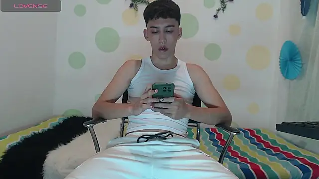 Snapshot of Eric_lion chatting on December 8, 6:06 pm Eric lion online show from December 8, 6:06 pm