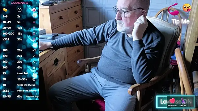 Adamdaddybear online show from September 28, 12:10 pm