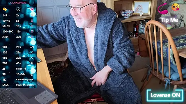 Adamdaddybear online show from October 9, 8:12 am