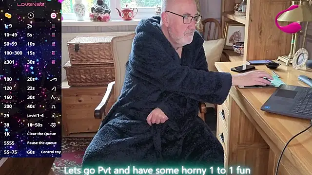 Snapshot of Adamdaddybear chatting on April 4, 7:28 am Adamdaddybear online show from April 4, 7:28 am