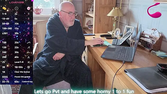 Snapshot of Adamdaddybear chatting on April 8, 7:08 am Adamdaddybear online show from April 8, 7:08 am