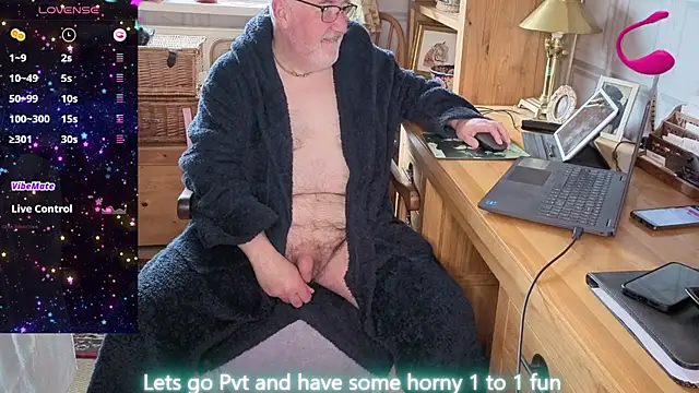 Snapshot of Adamdaddybear chatting on April 11, 7:45 am Adamdaddybear online show from April 11, 7:45 am