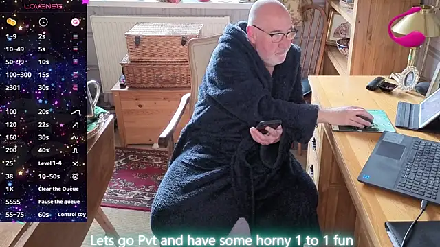 Snapshot of Adamdaddybear chatting on April 20, 7:33 am Adamdaddybear online show from April 20, 7:33 am
