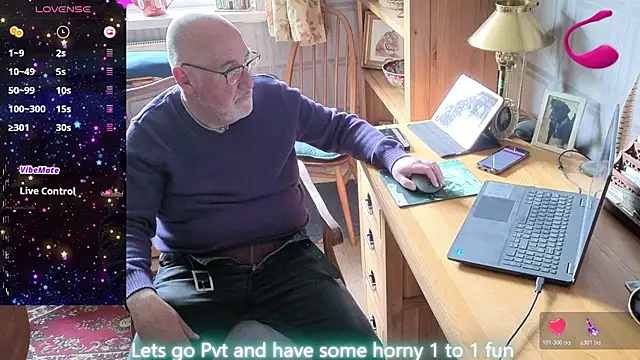 Snapshot of Adamdaddybear chatting on May 7, 1:38 pm Adamdaddybear online show from May 7, 1:38 pm