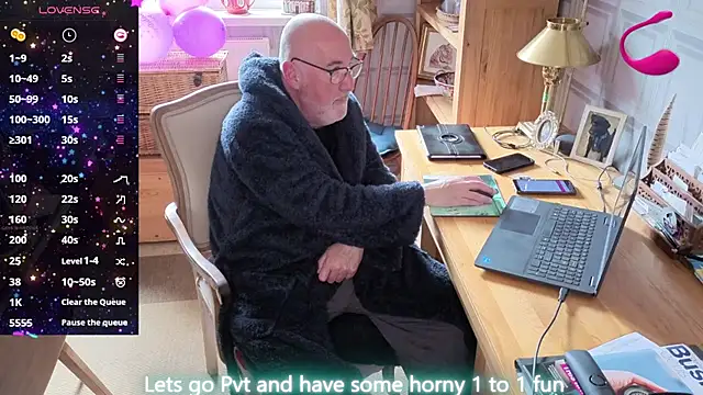 Snapshot of Adamdaddybear chatting on June 17, 7:44 am Adamdaddybear online show from June 17, 7:44 am