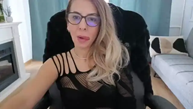 Snapshot of SukyGirl chatting on March 18, 8:28 am SukyGirl online show from March 18, 8:28 am