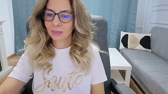 Snapshot of SukyGirl chatting on March 20, 8:30 am SukyGirl online show from March 20, 8:30 am