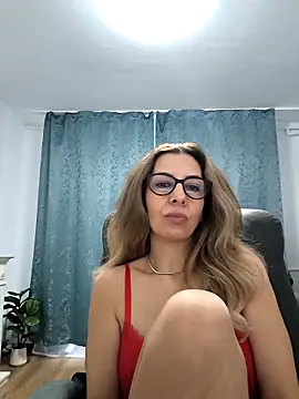 Snapshot of SukyGirl chatting on April 2, 5:49 am SukyGirl online show from April 2, 5:49 am