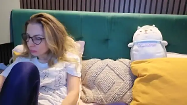 Snapshot of SukyGirl chatting on April 4, 8:01 am SukyGirl online show from April 4, 8:01 am