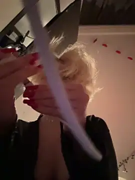 Snapshot of XMelissaX chatting on April 10, 10:03 pm XMelissaX online show from April 10, 10:03 pm