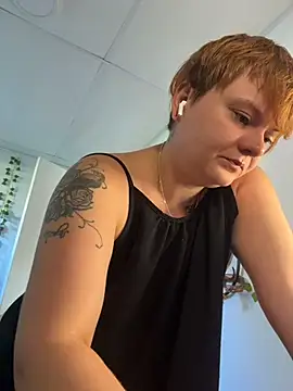 Snapshot of Sweetleeahxx chatting on July 5, 1:07 pm Sweetleeahxx online show from July 5, 1:07 pm
