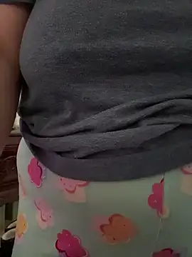 Snapshot of Sweetleeahxx chatting on July 19, 11:25 am Sweetleeahxx online show from July 19, 11:25 am