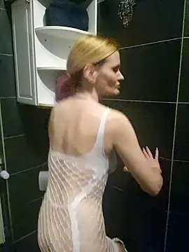 Snapshot of LillyAn123 chatting on January 6, 1:31 am LillyAn123 online show from January 6, 1:31 am