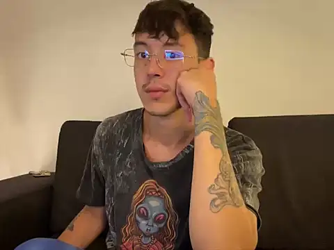 Snapshot of TheLeinad_Live chatting on October 17, 4:04 am TheLeinad Live online show from October 17, 4:04 am