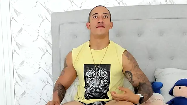 luigiferrara online show from March 16, 2:10 am