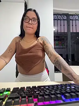 DAPHNEEE-ROSSEEE online show from December 18, 11:00 pm