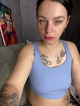 Lola Hale online show from June 12, 8:30 pm