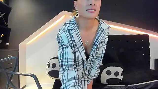 Coral Gibson online show from January 25, 6:24 pm