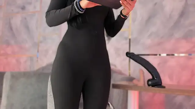 Ellaochoa online show from December 15, 11:25 am