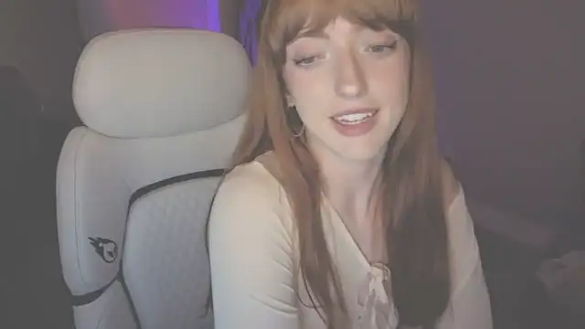 Snapshot of foxxyyyred chatting on June 9, 8:37 am foxxyyyred online show from June 9, 8:37 am