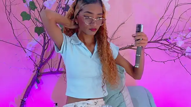 Snapshot of Charlotte_Love10 chatting on March 12, 12:11 pm Charlotte Love10 online show from March 12, 12:11 pm