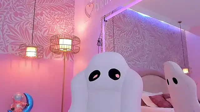 Snapshot of EmilyCollinss1 chatting on December 18, 6:30 am EmilyCollinss1 online show from December 18, 6:30 am