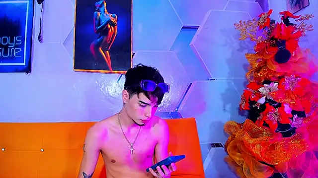 Snapshot of little_alex01 chatting on December 5, 3:06 pm little alex01 online show from December 5, 3:06 pm