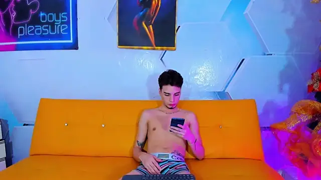 Snapshot of little_alex01 chatting on December 8, 11:08 pm little alex01 online show from December 8, 11:08 pm