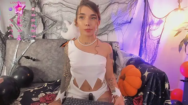 Mollymoon1 online show from October 31, 9:16 pm