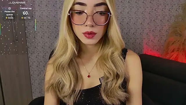 Snapshot of Sarajonnes chatting on March 2, 11:17 am Sarajonnes online show from March 2, 11:17 am