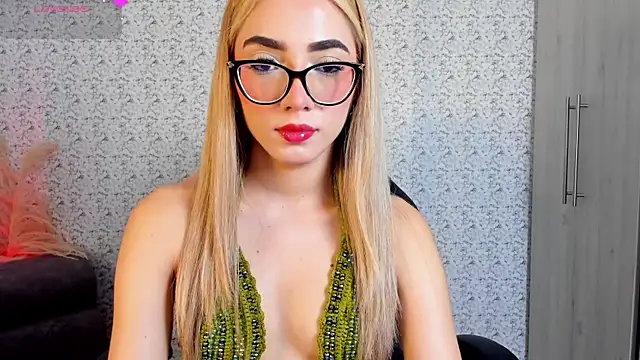 Snapshot of Sarajonnes chatting on April 2, 6:16 pm Sarajonnes online show from April 2, 6:16 pm