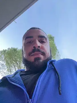 Snapshot of Dikkiduohottt chatting on October 19, 4:29 pm Dikkiduohottt online show from October 19, 4:29 pm