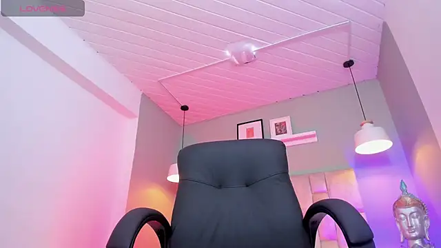 Lucy Williiams online show from February 25, 7:01 pm