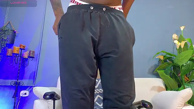 Snapshot of Iker_bigdick chatting on October 23, 7:23 pm Iker bigdick online show from October 23, 7:23 pm