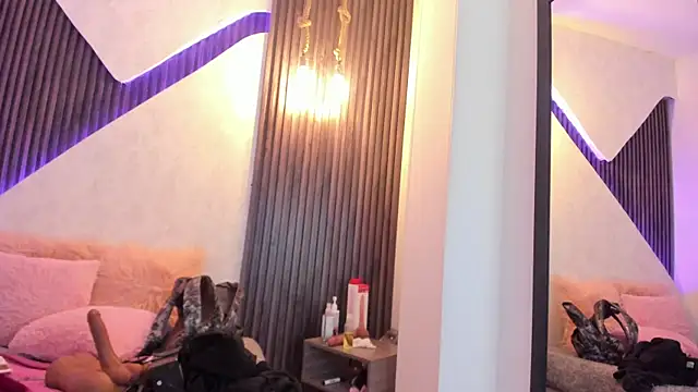 laurin clauz  online show from December 18, 8:03 pm