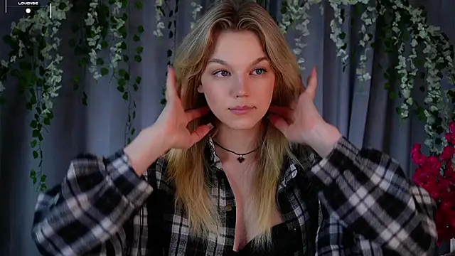 Snapshot of EdlinAlliston chatting on October 12, 1:32 pm EdlinAlliston online show from October 12, 1:32 pm