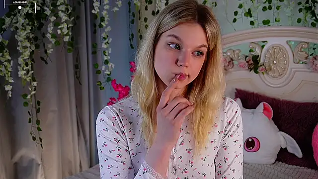 Snapshot of EdlinAlliston chatting on October 22, 2:28 pm EdlinAlliston online show from October 22, 2:28 pm