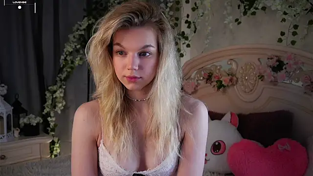 Snapshot of EdlinAlliston chatting on November 3, 2:18 pm EdlinAlliston online show from November 3, 2:18 pm