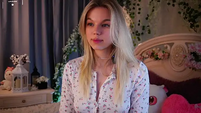 Snapshot of EdlinAlliston chatting on November 6, 1:56 pm EdlinAlliston online show from November 6, 1:56 pm