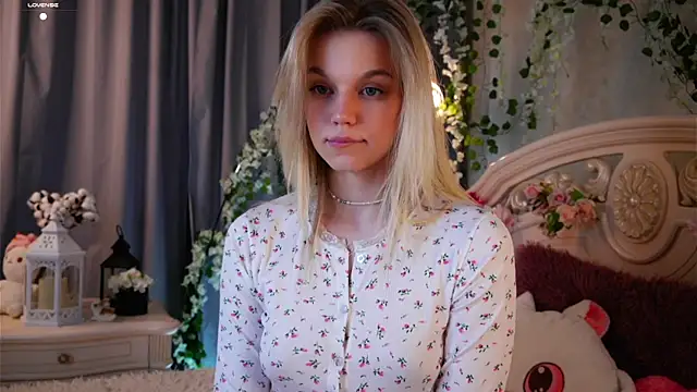 Snapshot of EdlinAlliston chatting on November 8, 1:22 pm EdlinAlliston online show from November 8, 1:22 pm