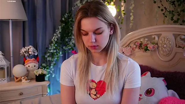 Snapshot of EdlinAlliston chatting on November 16, 1:39 pm EdlinAlliston online show from November 16, 1:39 pm