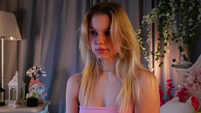 Snapshot of EdlinAlliston chatting on December 15, 2:32 pm EdlinAlliston online show from December 15, 2:32 pm